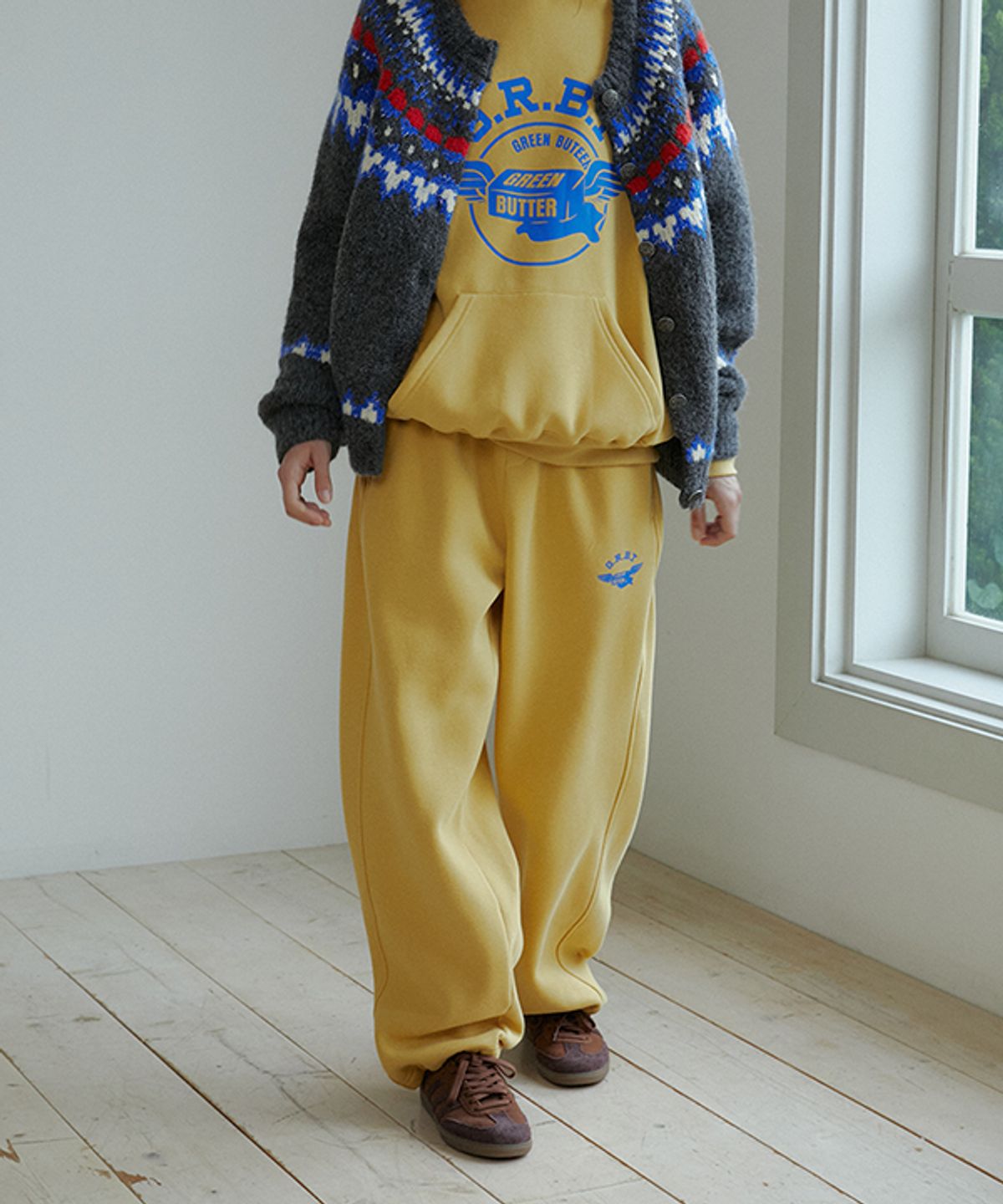 그린버터(GREENBUTTER) Butter Wing Fluff Sweat Pants (Mustard)