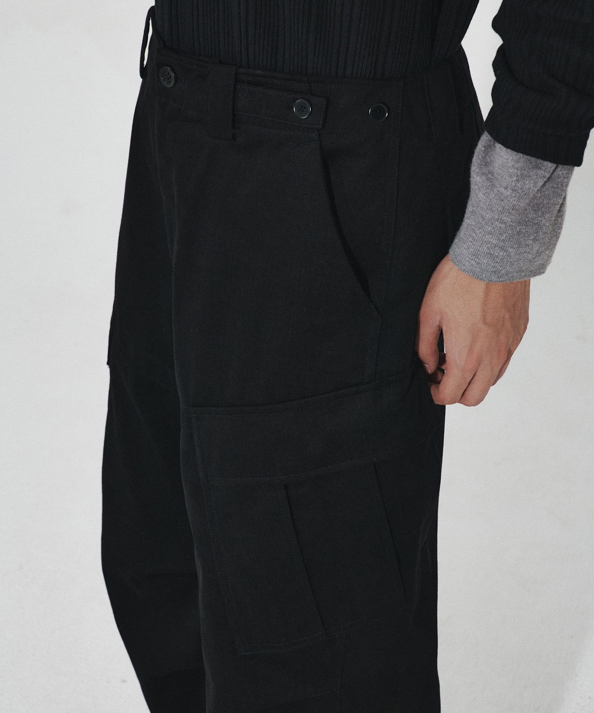 호이테(HEUTE) DIAGONAL CARGO PANTS (BLACK)