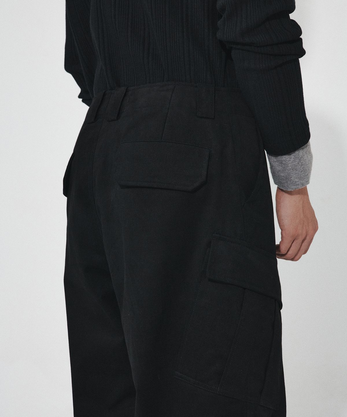 호이테(HEUTE) DIAGONAL CARGO PANTS (BLACK)