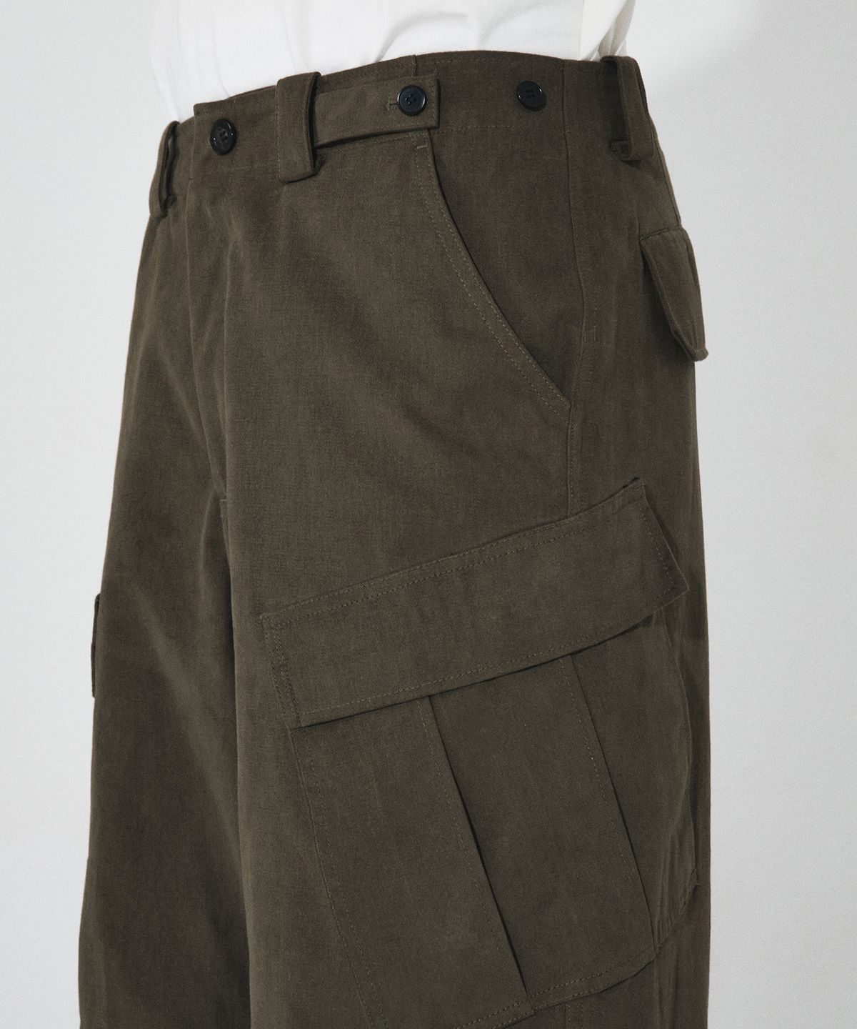 호이테(HEUTE) DIAGONAL CARGO PANTS (KHAKI)