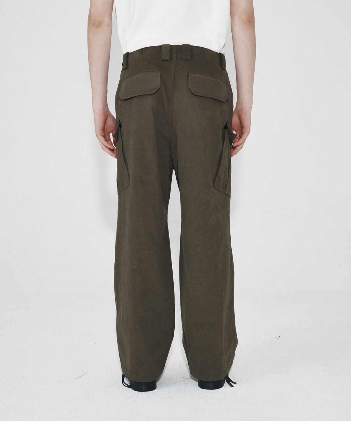 호이테(HEUTE) DIAGONAL CARGO PANTS (KHAKI)