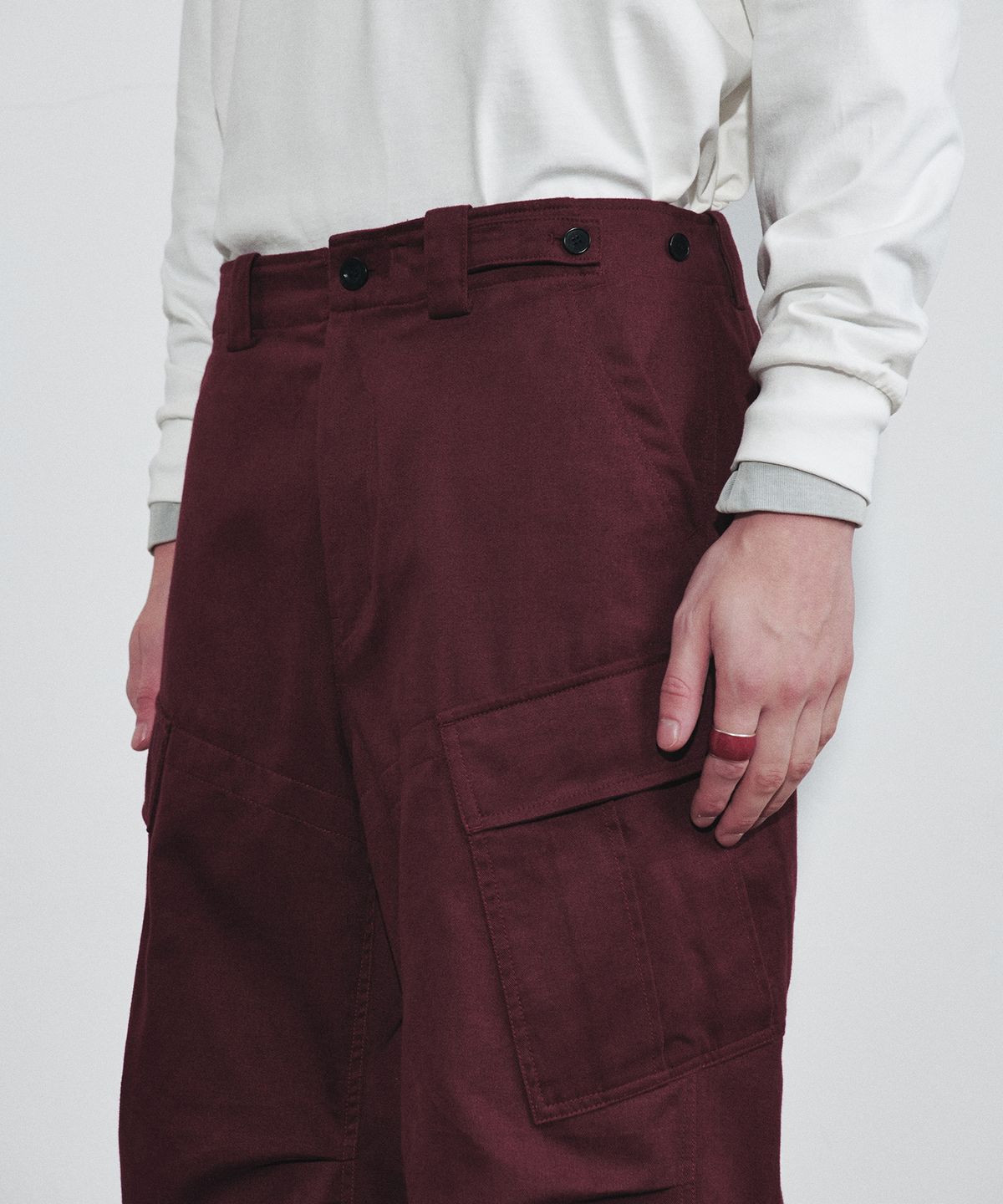 호이테(HEUTE) DIAGONAL CARGO PANTS (DRY ROSE RED)