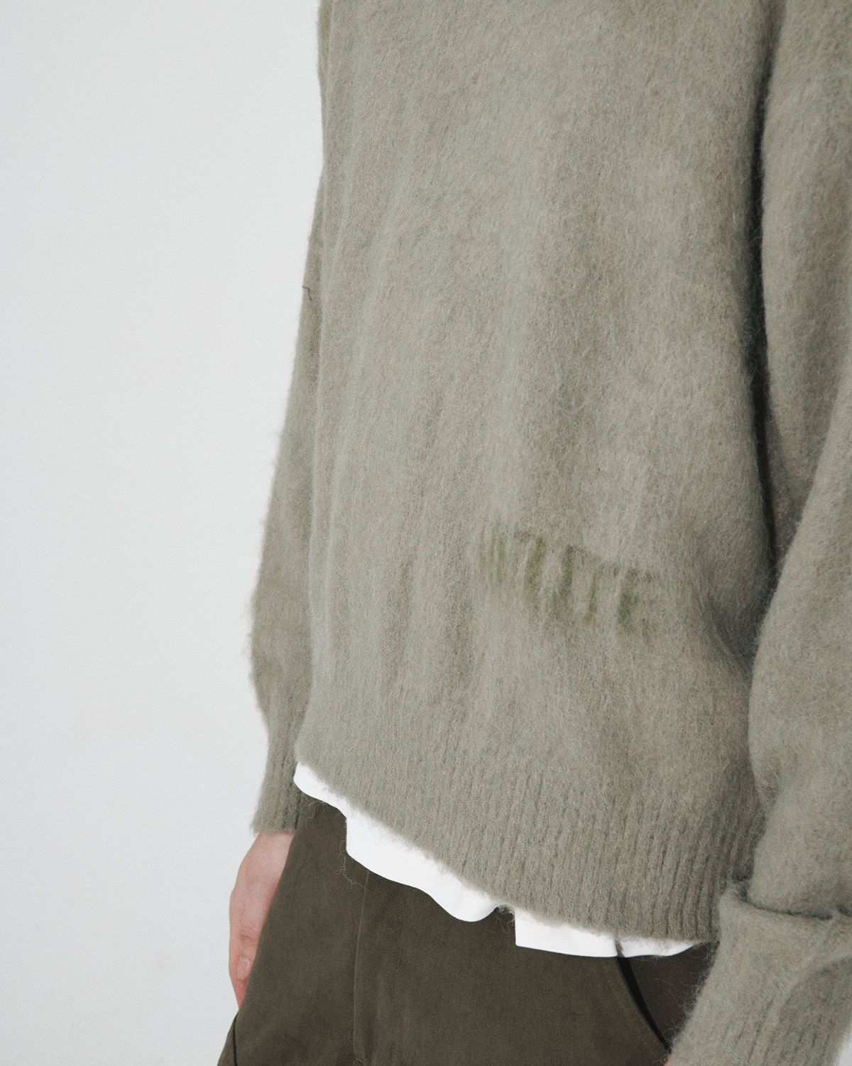 호이테(HEUTE) HET MOHAIR V NECK KNIT (LIGHT KHAKI)