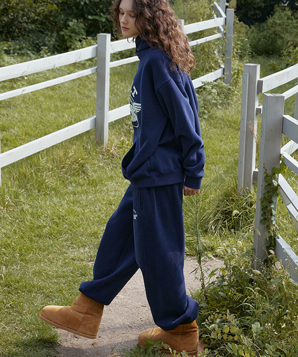 그린버터(GREENBUTTER) Butter Wing Fluff Sweat Pants (Navy)