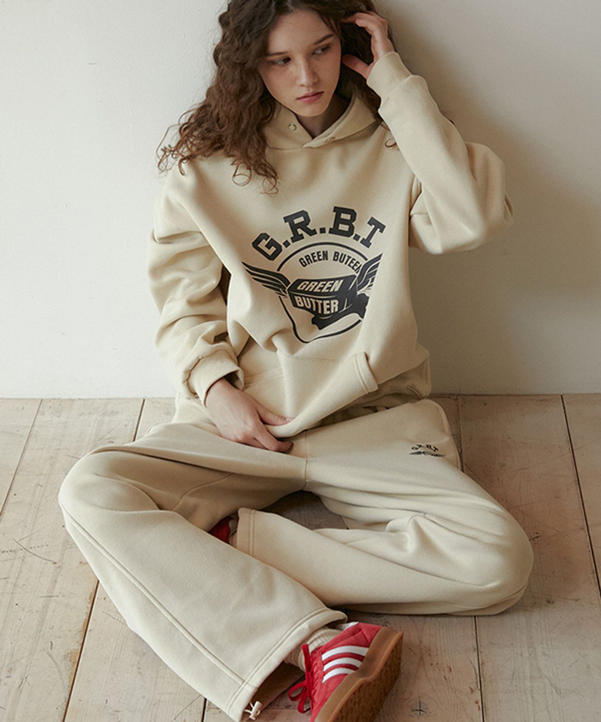 그린버터(GREENBUTTER) Butter Wing Fluff Sweat Pants (Beige)