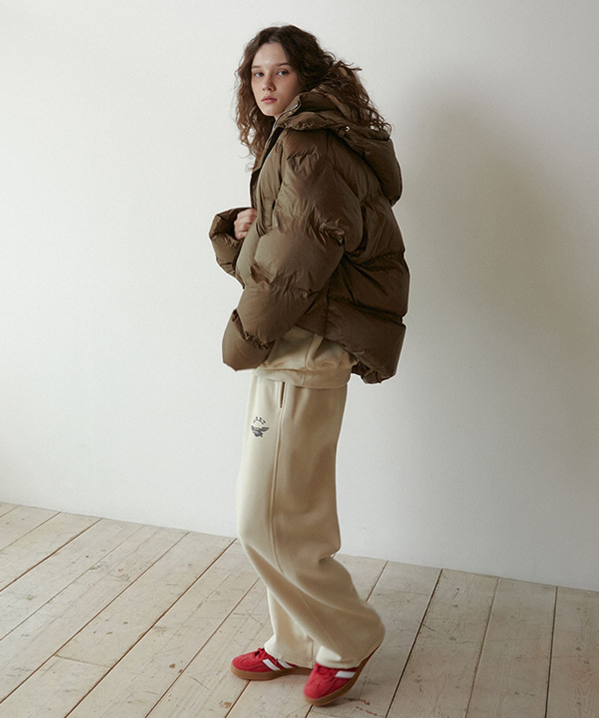 그린버터(GREENBUTTER) Butter Wing Fluff Sweat Pants (Beige)