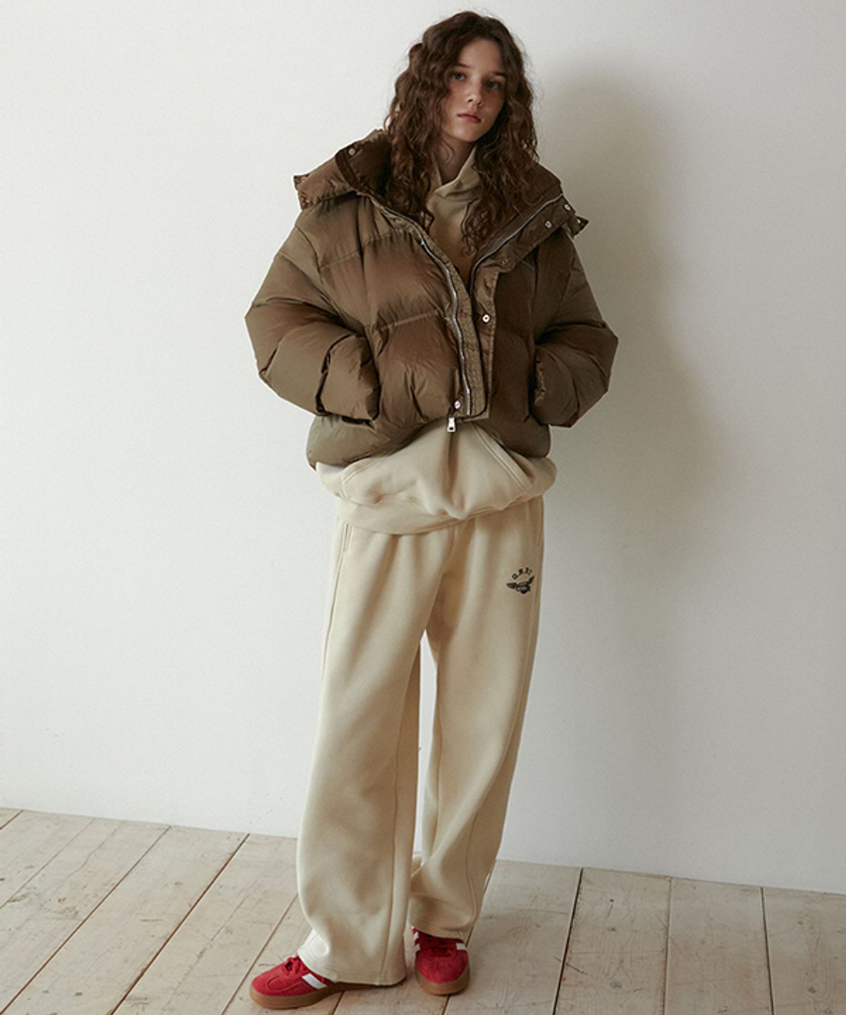 그린버터(GREENBUTTER) Butter Wing Fluff Sweat Pants (Beige)