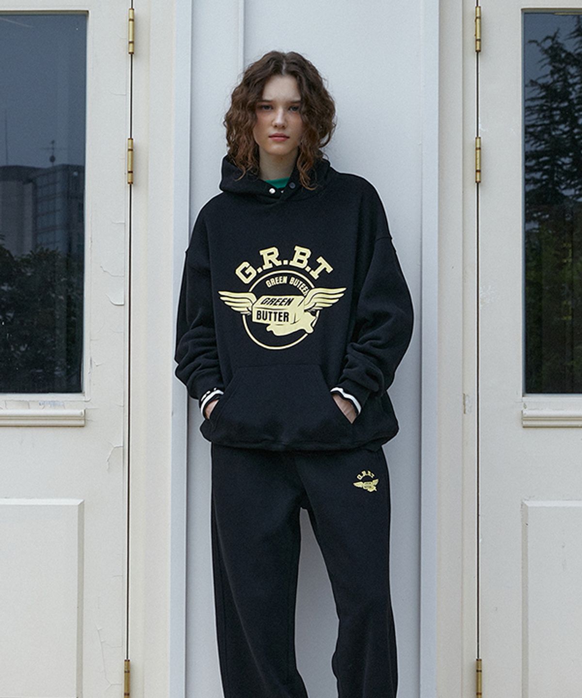 그린버터(GREENBUTTER) Butter Wing Fluff Hoodie (Black)
