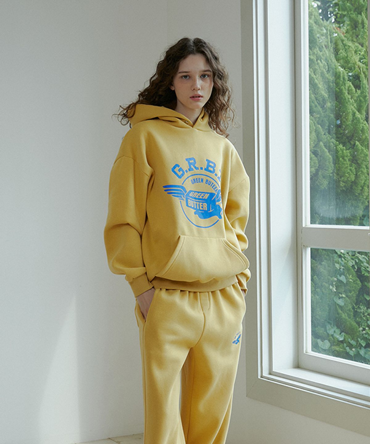 그린버터(GREENBUTTER) Butter Wing Fluff Hoodie (Mustard)