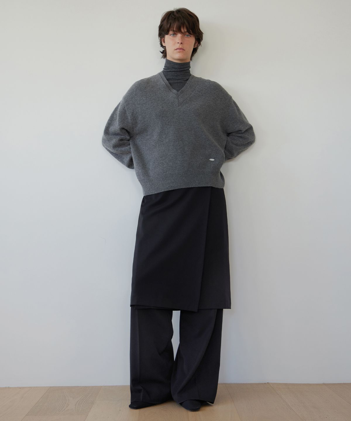 르바(LEVAR) Double V-Neck Knit - Charcoal