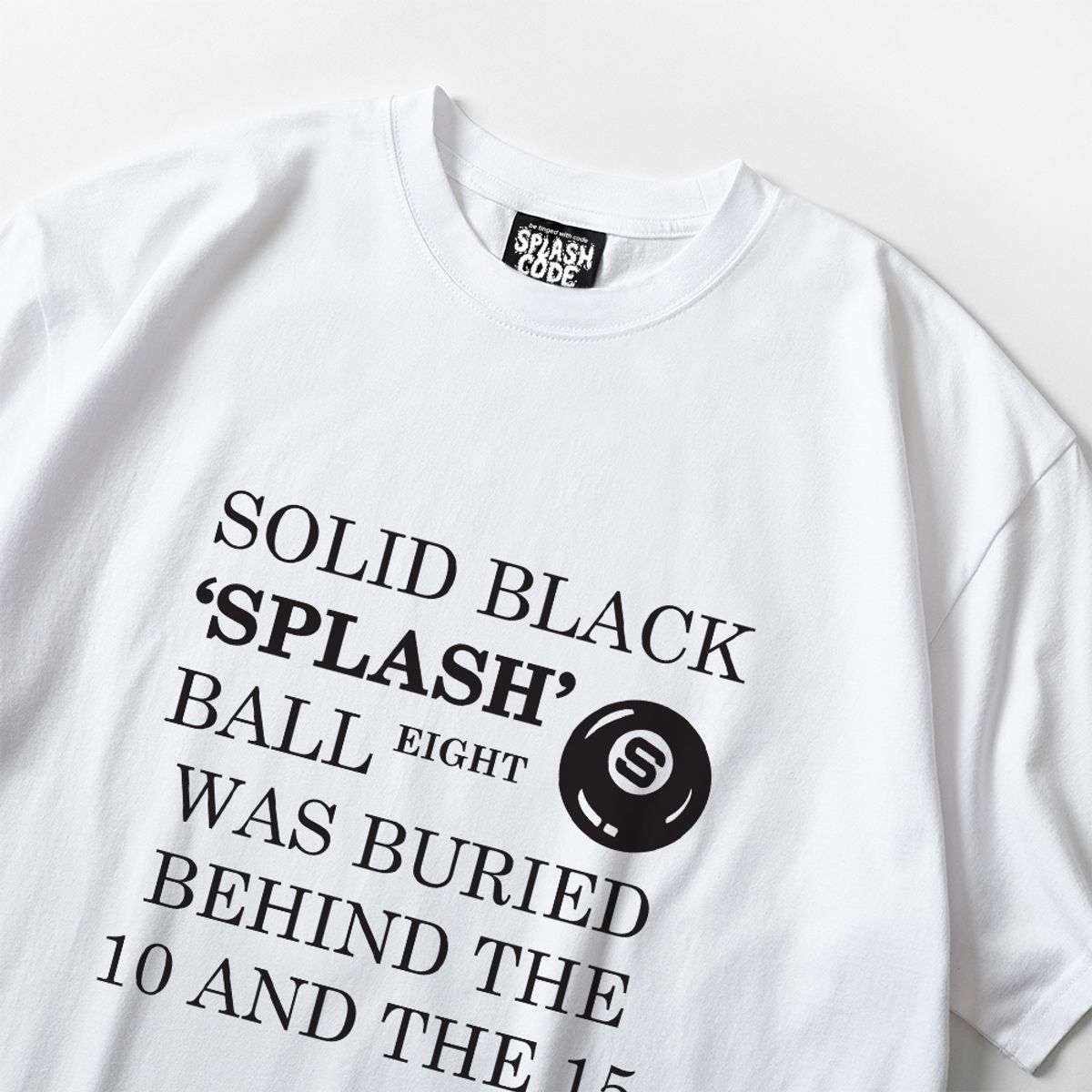 스플래시코드(SPLASHCODE) 반팔 티셔츠 화이트 - 블랙 볼(Black Ball)