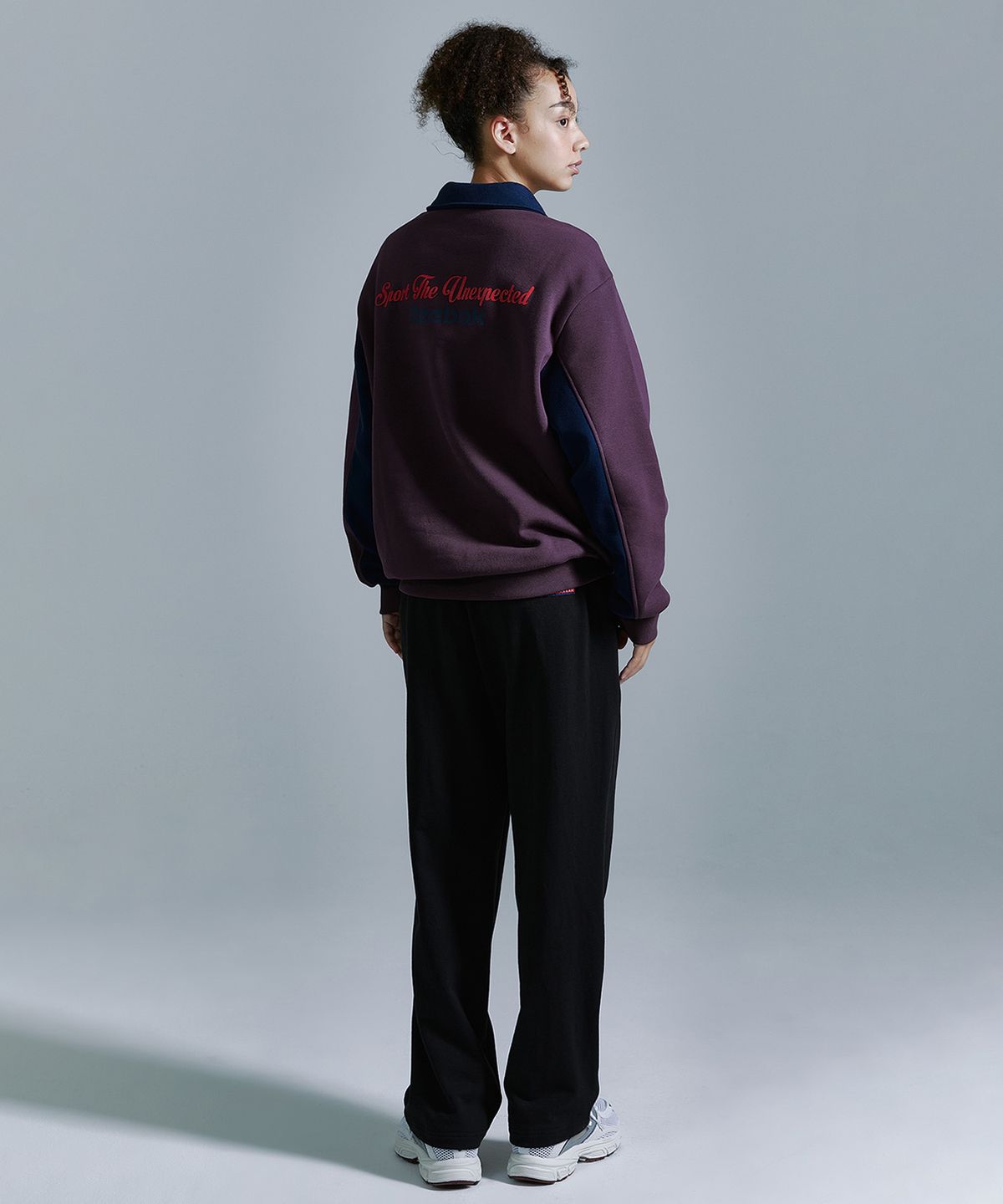 리복(REEBOK) 레터링 기모 하프 집업 - 다크 퍼플