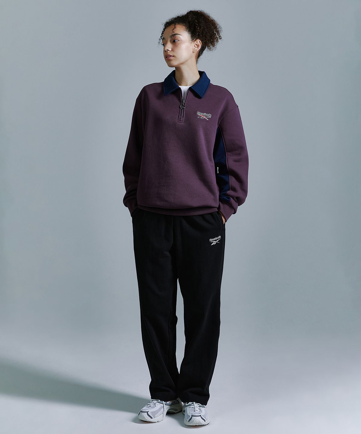 리복(REEBOK) 레터링 기모 하프 집업 - 다크 퍼플