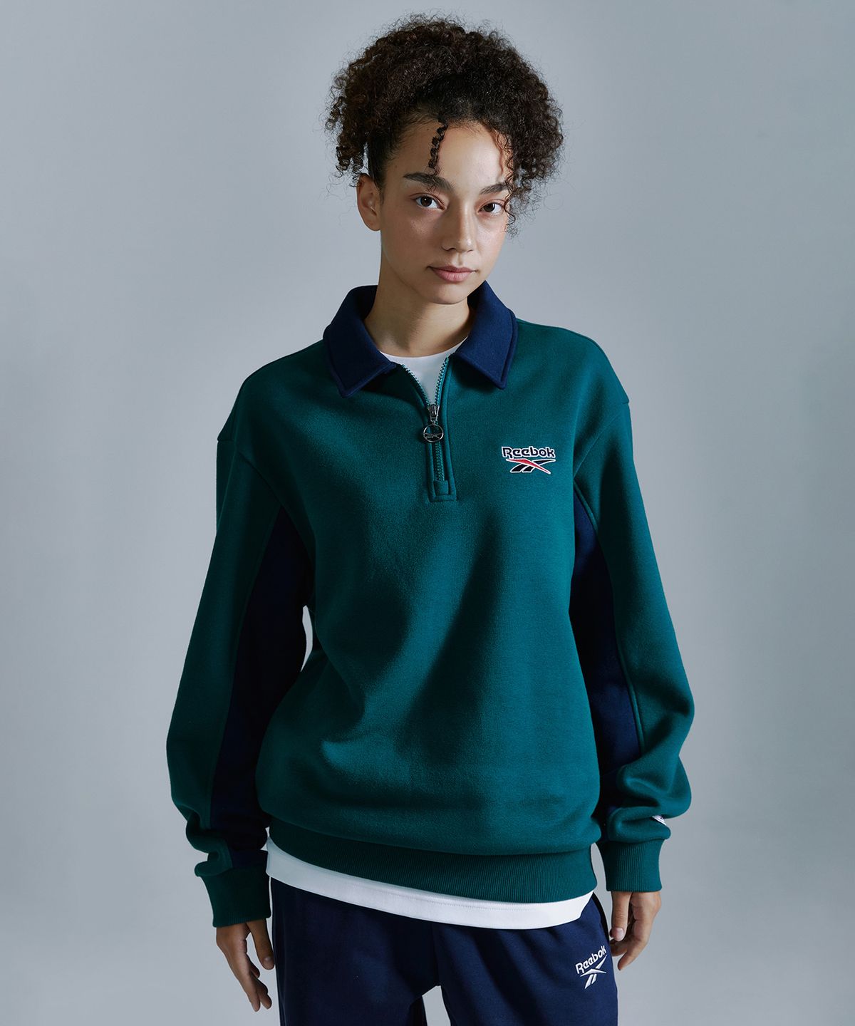 리복(REEBOK) 레터링 기모 하프 집업 - 그린