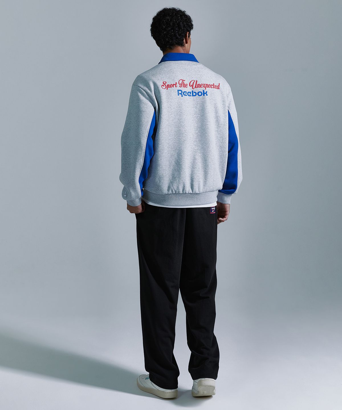 리복(REEBOK) 레터링 기모 하프 집업 - 그레이