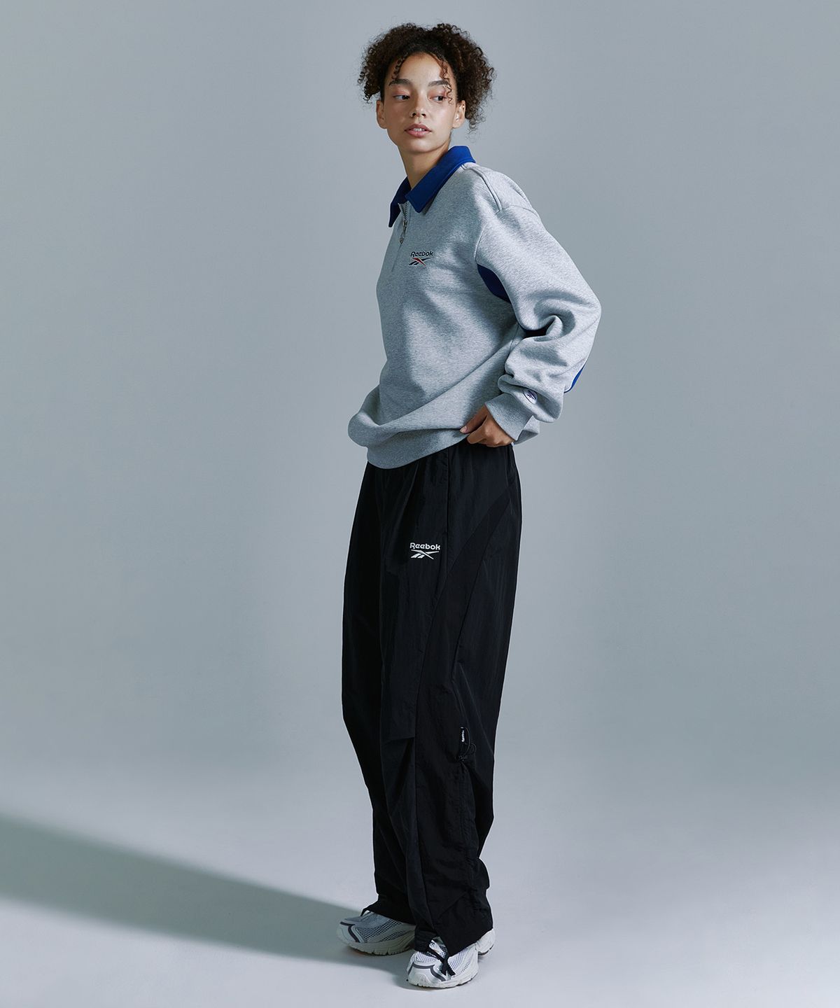 리복(REEBOK) 레터링 기모 하프 집업 - 그레이