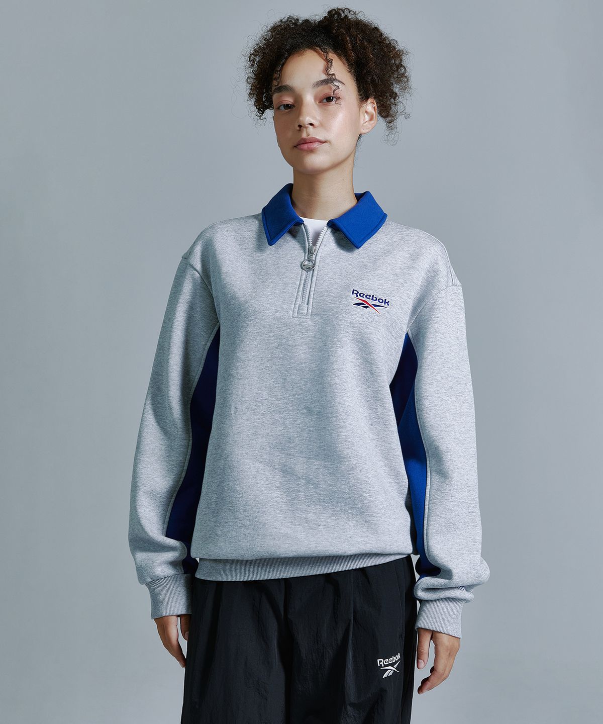 리복(REEBOK) 레터링 기모 하프 집업 - 그레이
