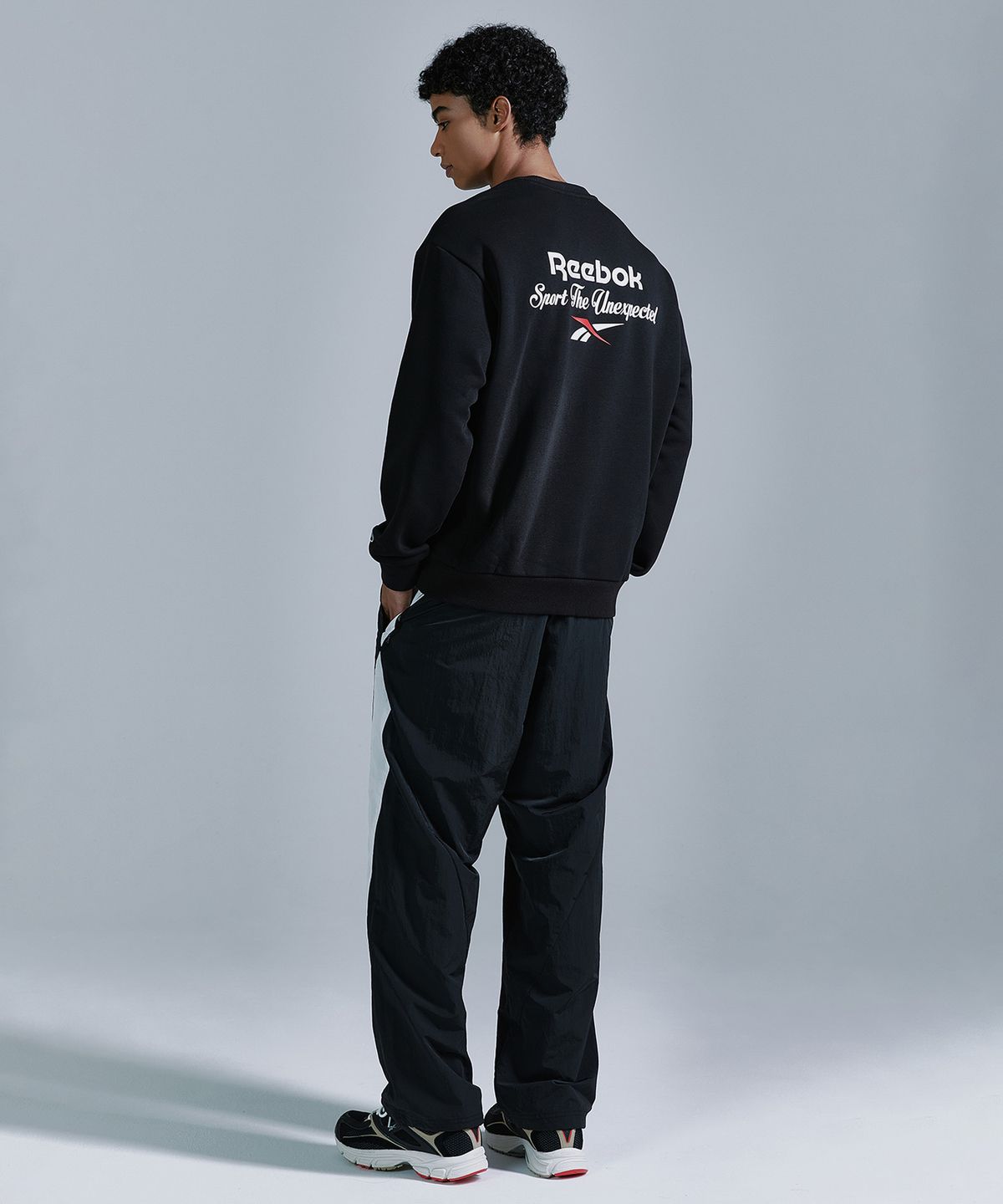 리복(REEBOK) 레터링 기모 맨투맨 - 블랙