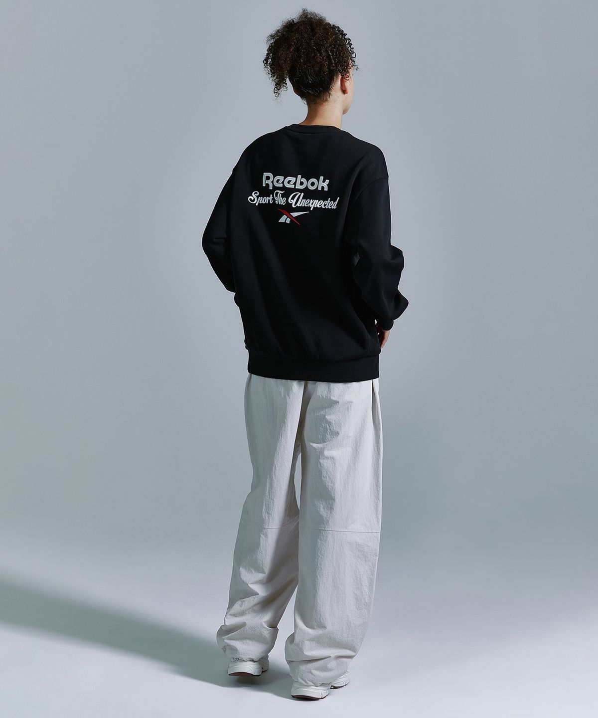 리복(REEBOK) 레터링 기모 맨투맨 - 블랙