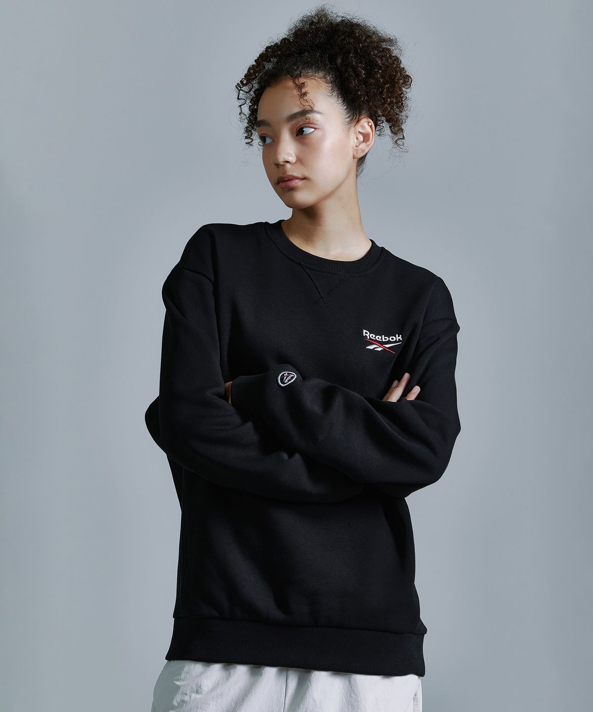 리복(REEBOK) 레터링 기모 맨투맨 - 블랙