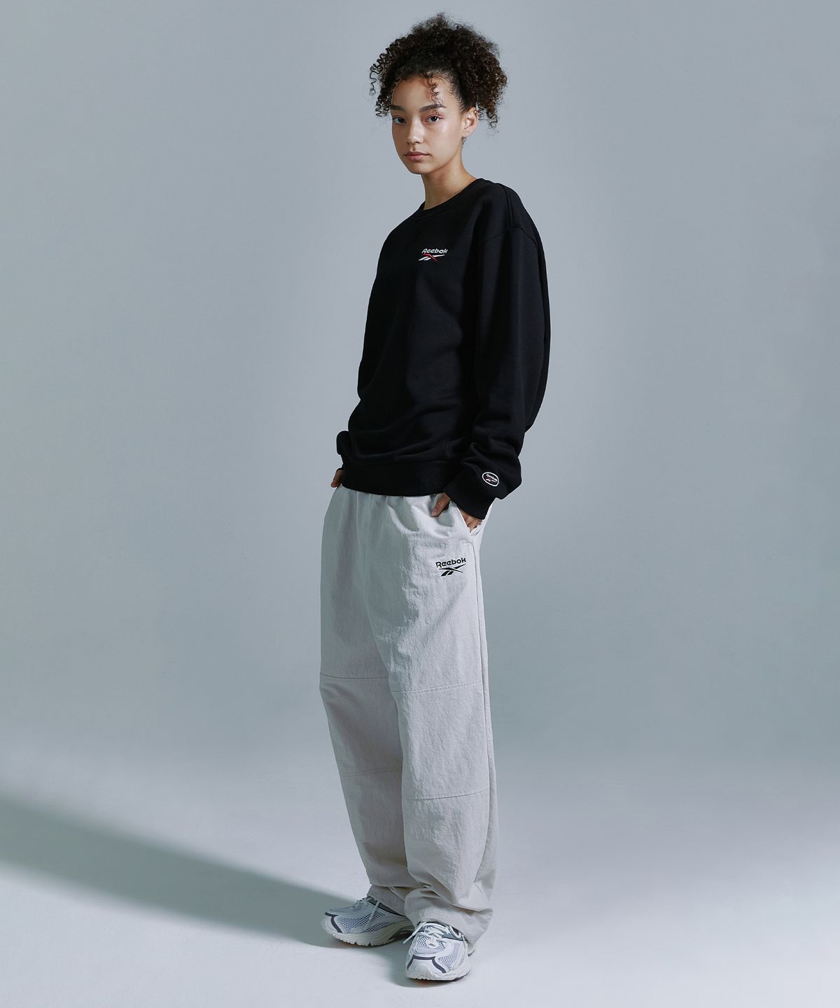 리복(REEBOK) 레터링 기모 맨투맨 - 블랙