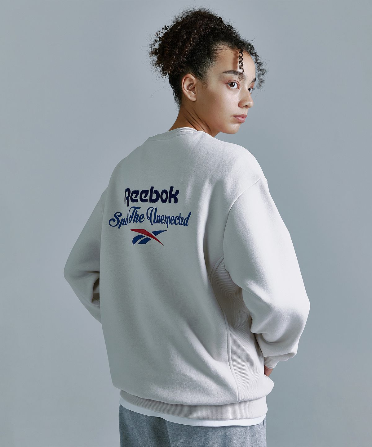 리복(REEBOK) 레터링 기모 맨투맨 - 베이지