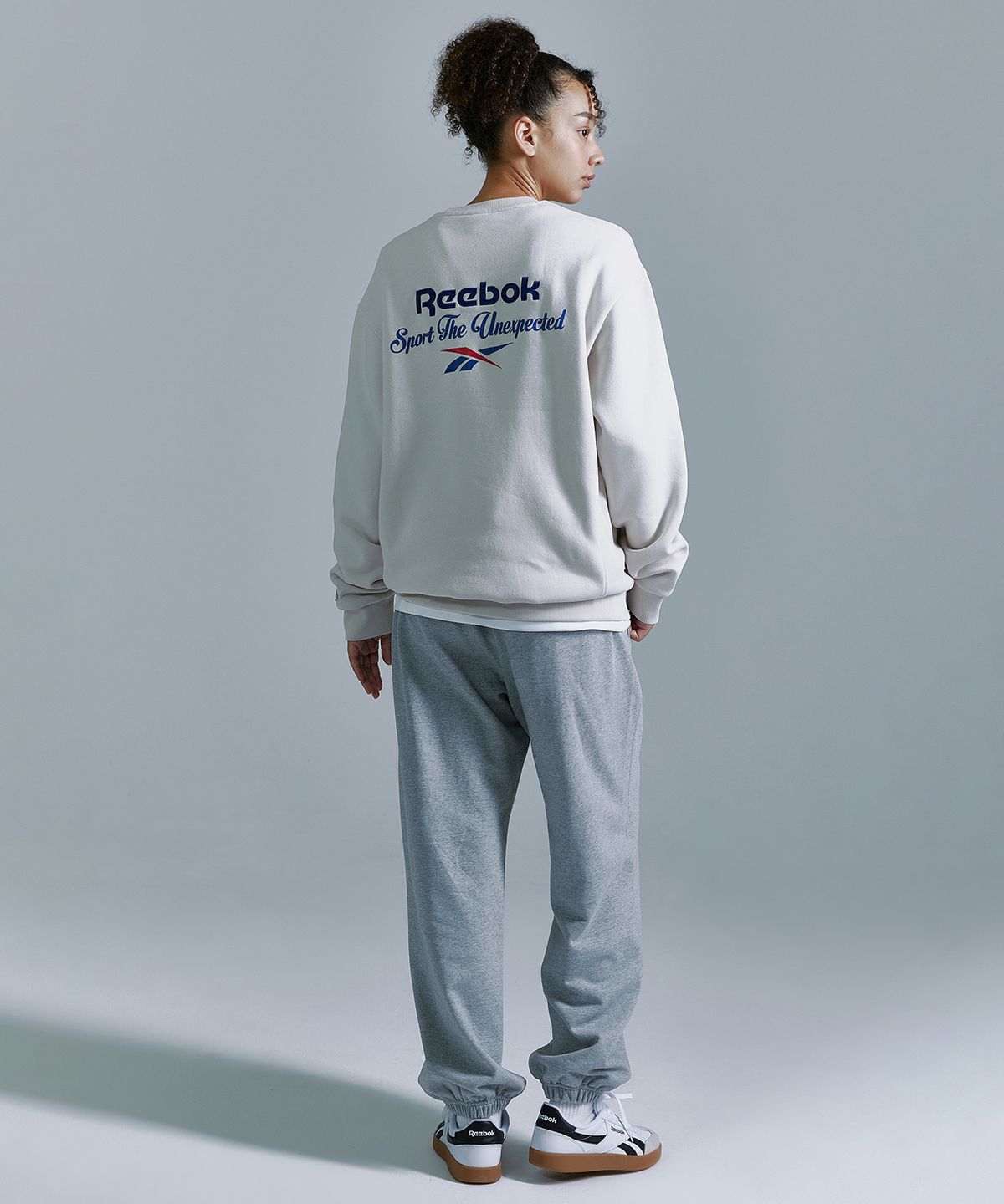 리복(REEBOK) 레터링 기모 맨투맨 - 베이지