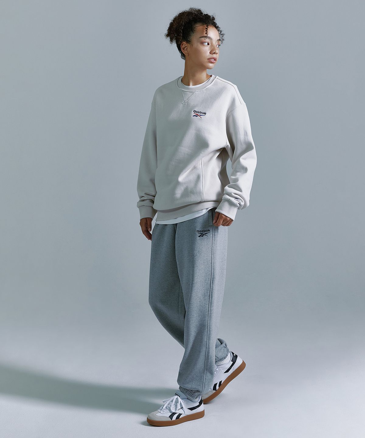 리복(REEBOK) 레터링 기모 맨투맨 - 베이지