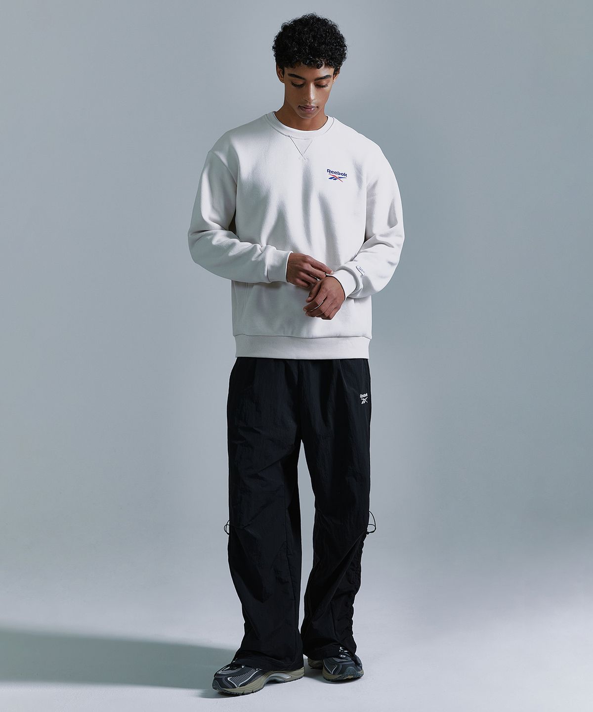 리복(REEBOK) 레터링 기모 맨투맨 - 베이지