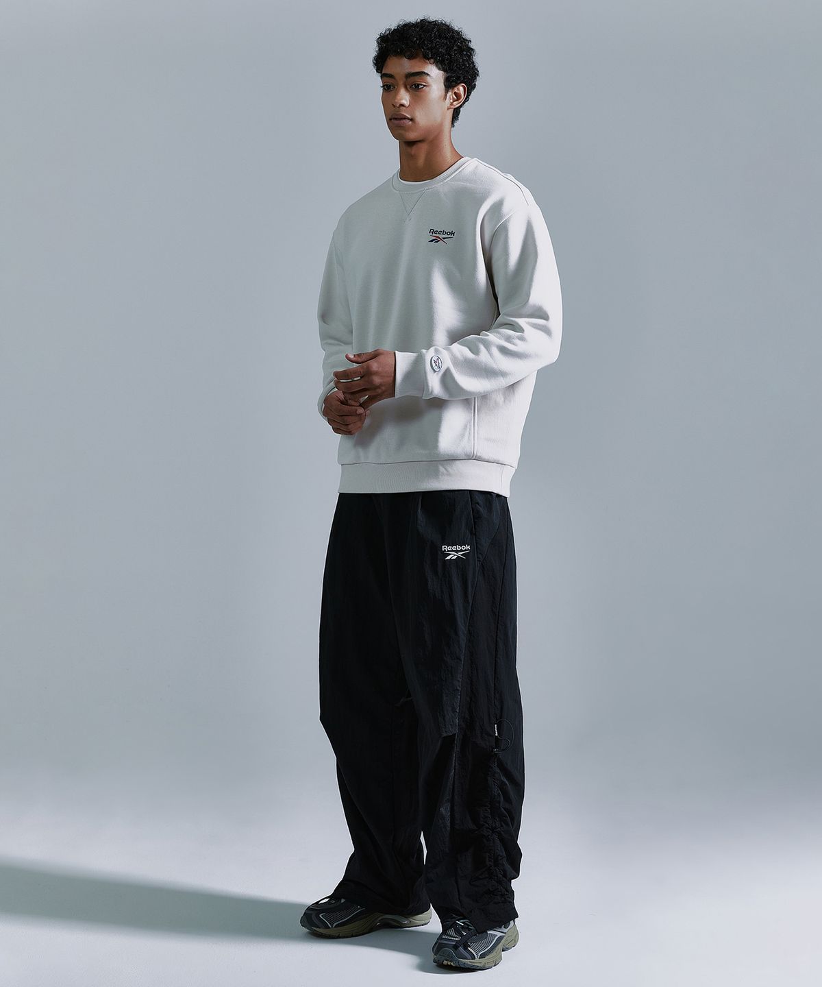 리복(REEBOK) 레터링 기모 맨투맨 - 베이지