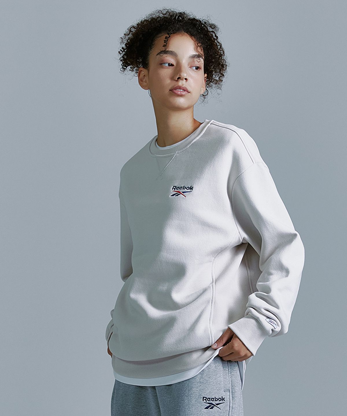 리복(REEBOK) 레터링 기모 맨투맨 - 베이지