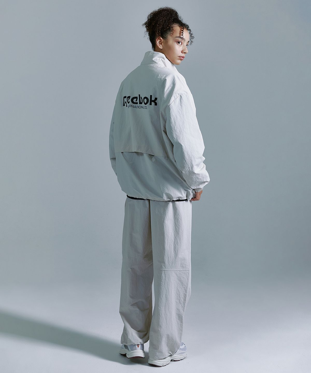 리복(REEBOK) 에센셜 윈드 브레이커 - 베이지