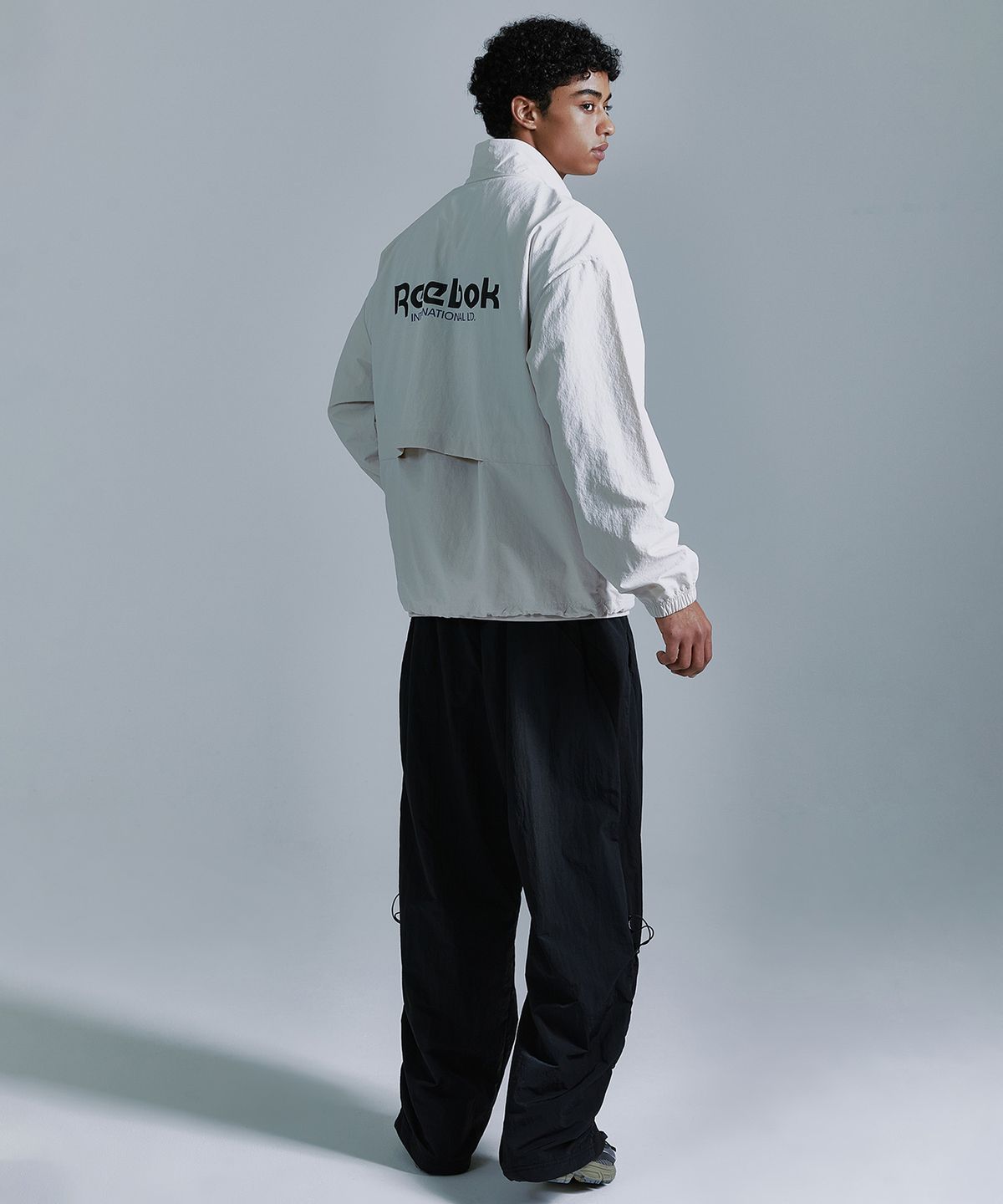 리복(REEBOK) 에센셜 윈드 브레이커 - 베이지