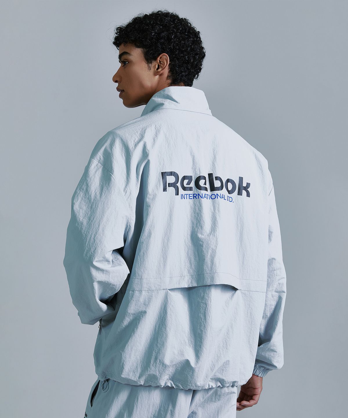 리복(REEBOK) 에센셜 윈드 브레이커 - 그레이