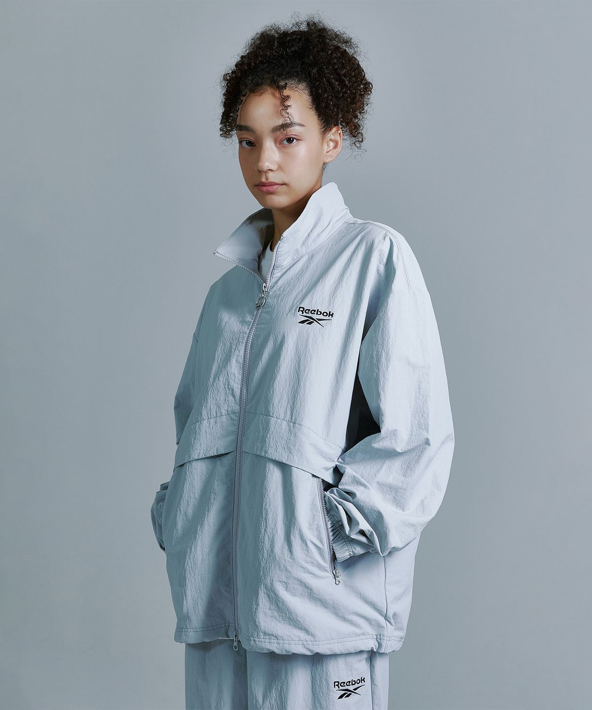 리복(REEBOK) 에센셜 윈드 브레이커 - 그레이