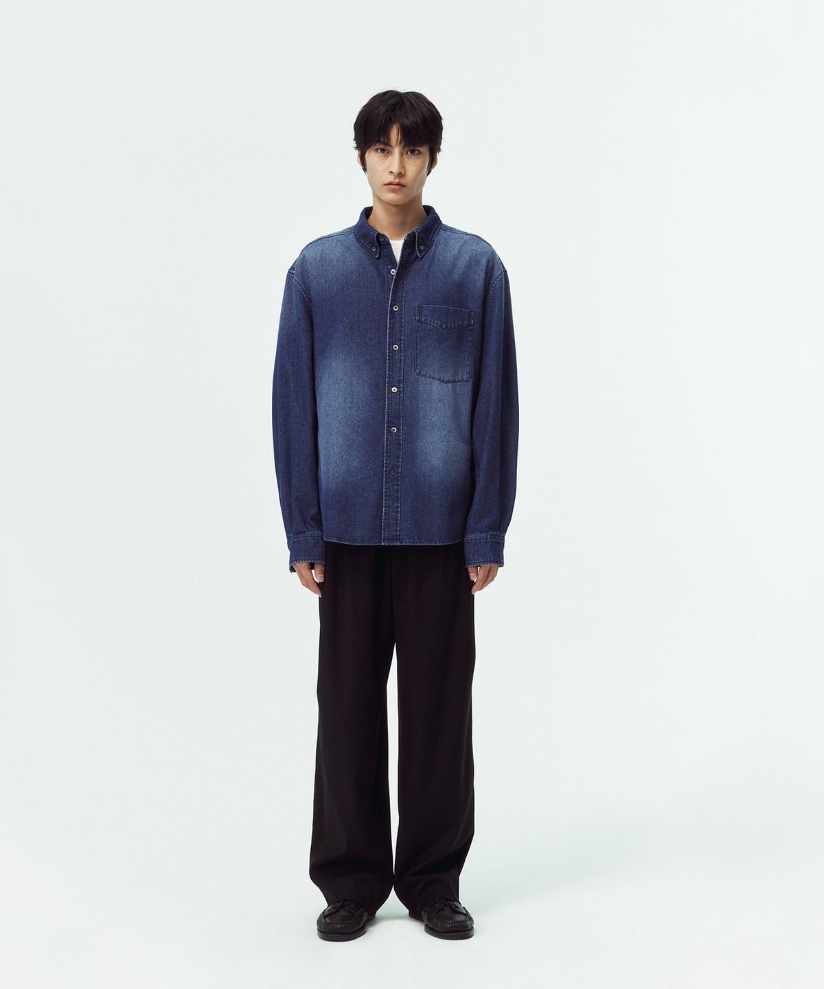 블랭크룸(BLANKROOM) 버튼 다운 데님 셔츠_MID BLUE