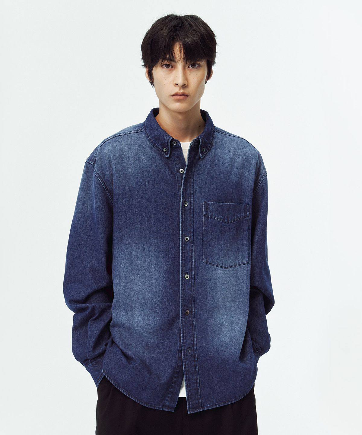 블랭크룸(BLANKROOM) 버튼 다운 데님 셔츠_MID BLUE