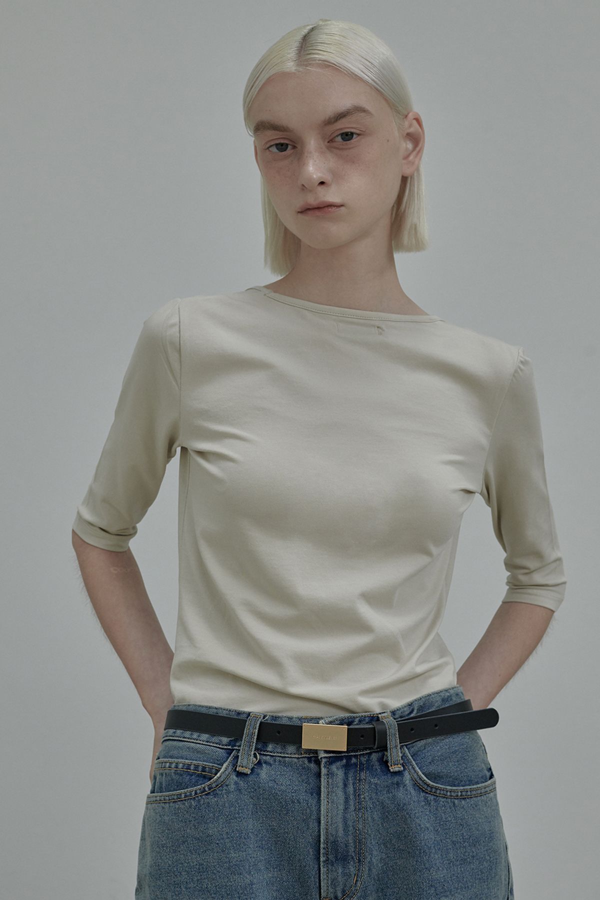 마우솔레움(MAU SOLEUM) Scoop Neck T-Shirt - Beige