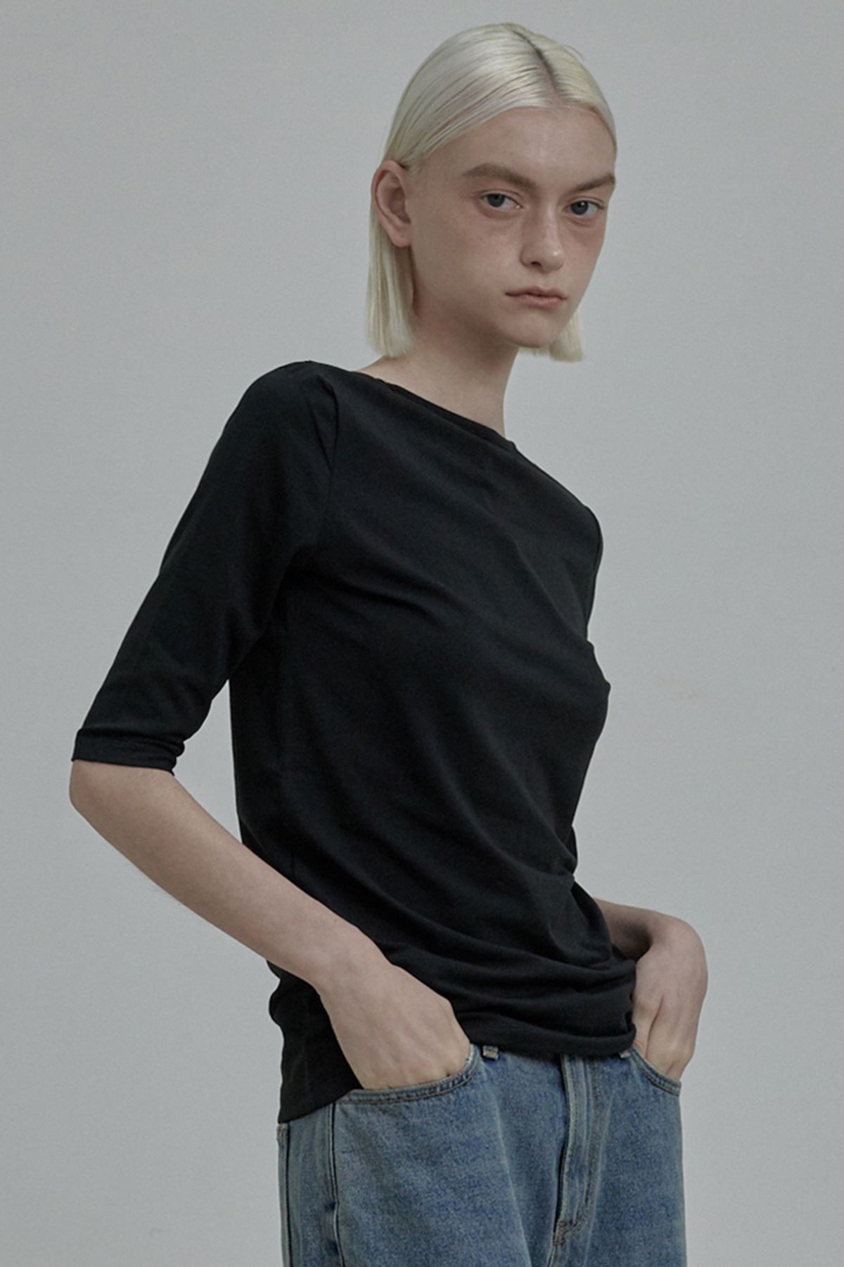 마우솔레움(MAU SOLEUM) Scoop Neck T-Shirt - Black