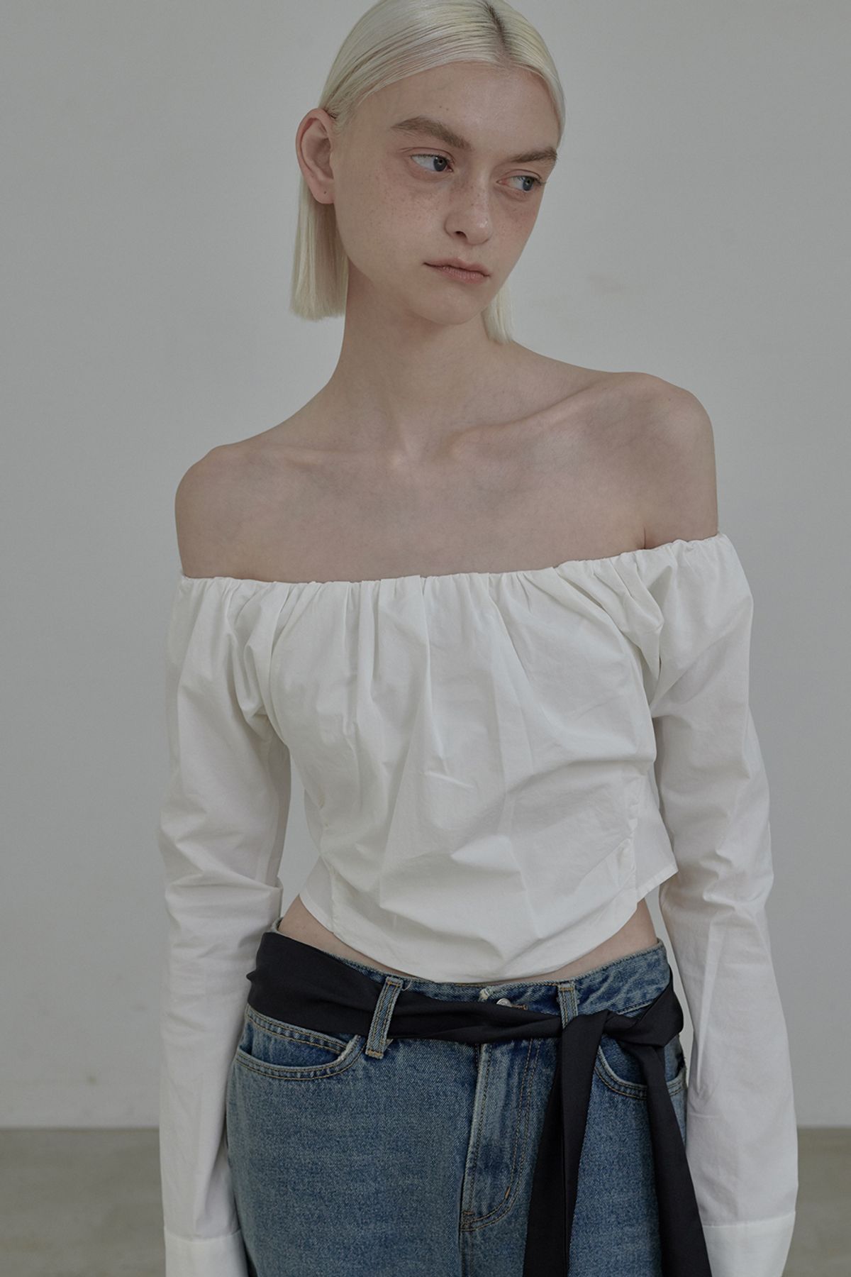 마우솔레움(MAU SOLEUM) Off Shoulder Blouse - White