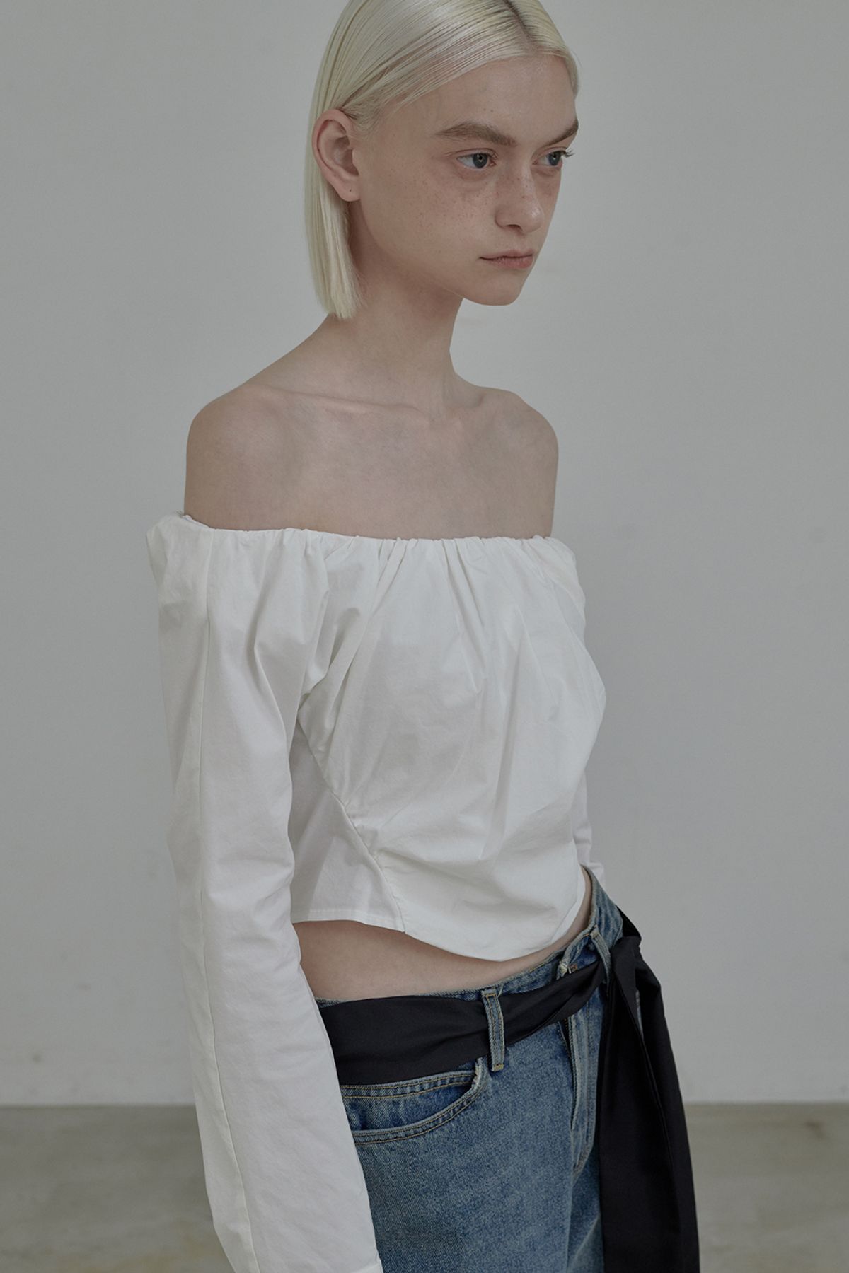 마우솔레움(MAU SOLEUM) Off Shoulder Blouse - White