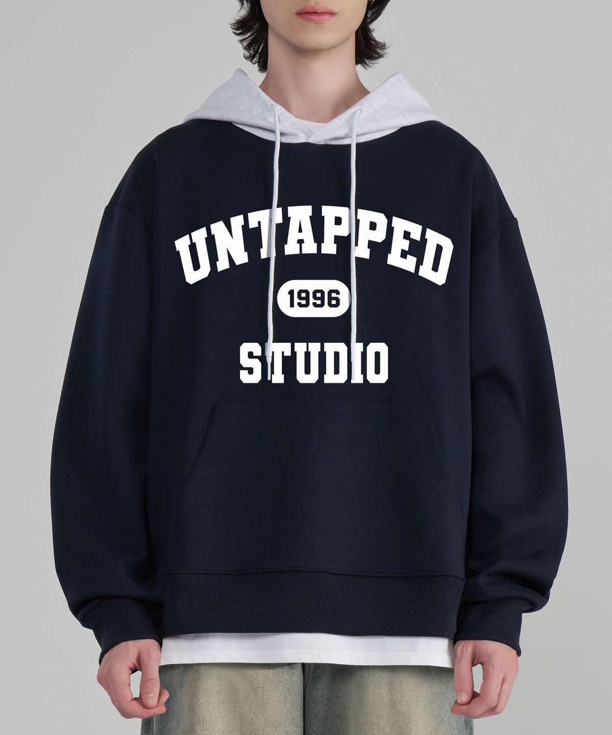 언탭트 스튜디오(UNTAPPED STUDIO) 1996 STUDIO 그래픽 오버핏 배색 후드티셔츠 네이비