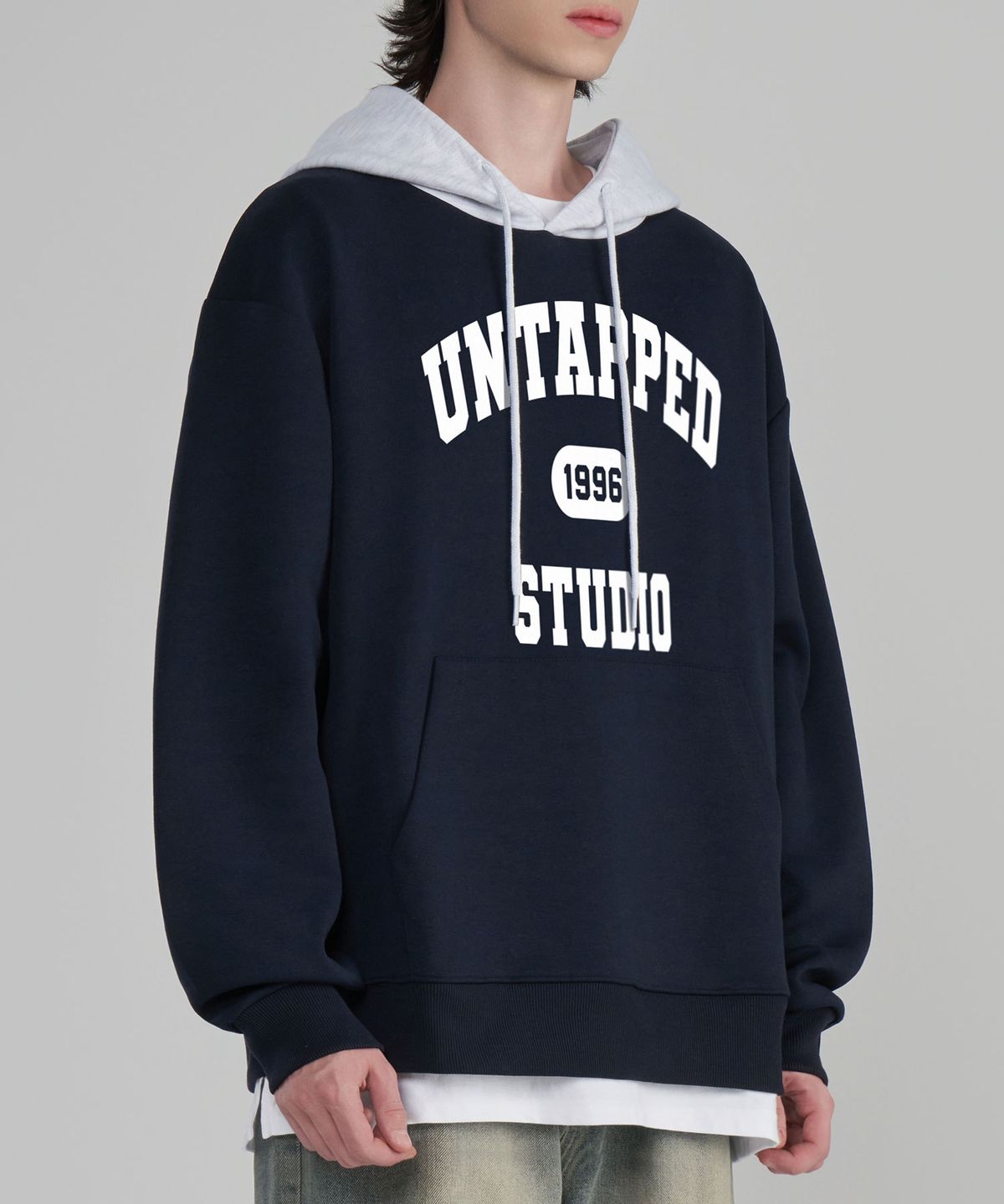 언탭트 스튜디오(UNTAPPED STUDIO) 1996 STUDIO 그래픽 오버핏 배색 후드티셔츠 네이비