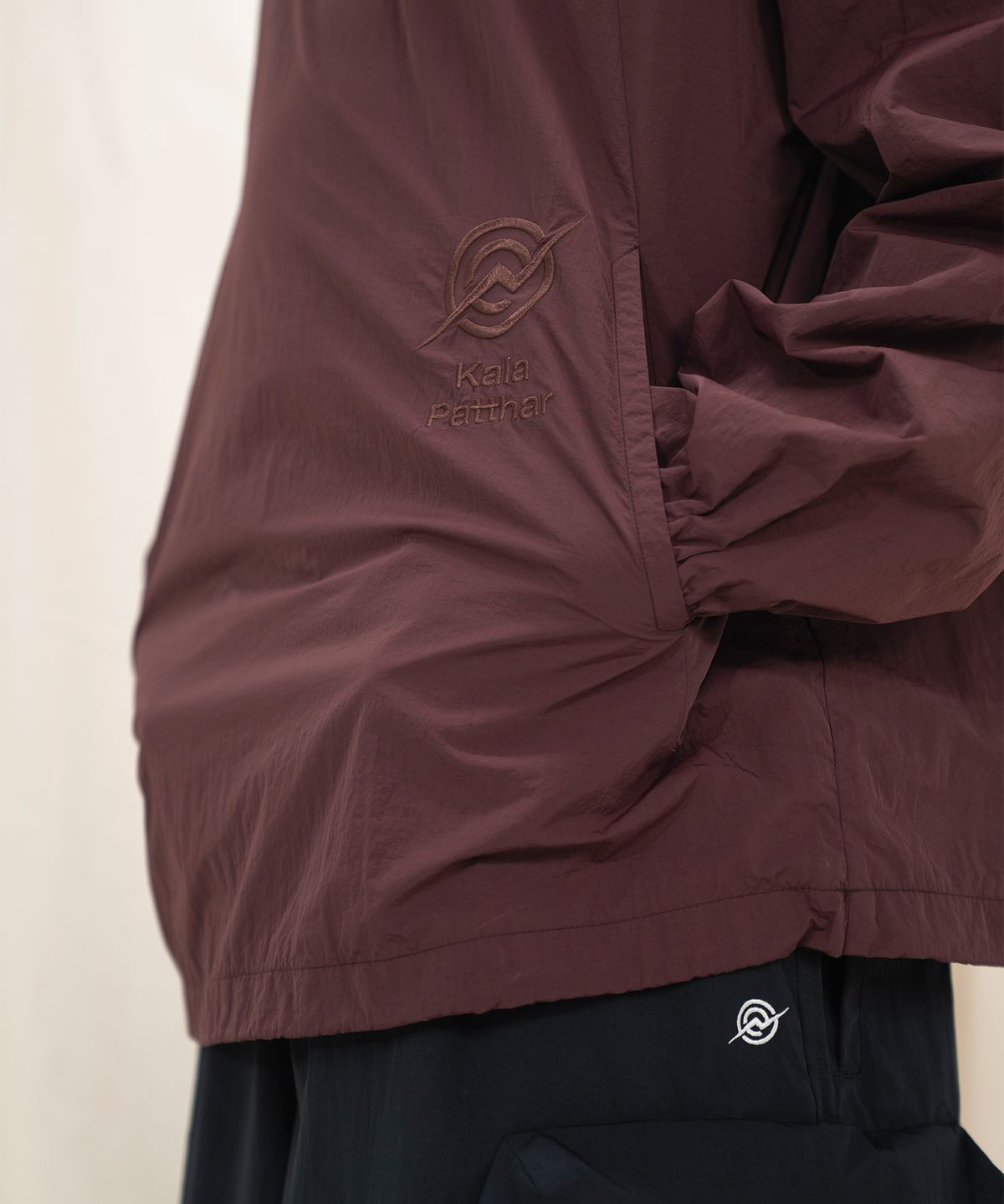 칼라파타르(KALAPATTHAR) Nylon Seam Line Round Shirt - BURGUNDY