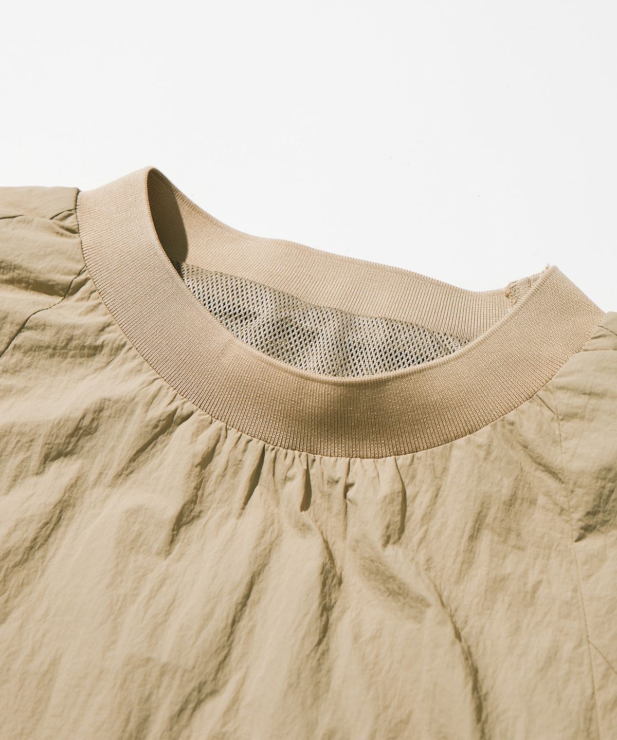 칼라파타르(KALAPATTHAR) Nylon Seam Line Round Shirt - BEIGE