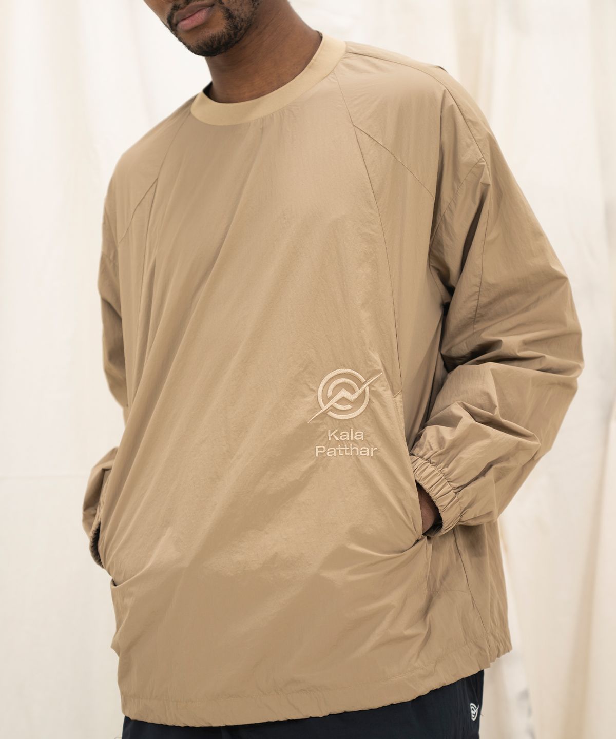칼라파타르(KALAPATTHAR) Nylon Seam Line Round Shirt - BEIGE