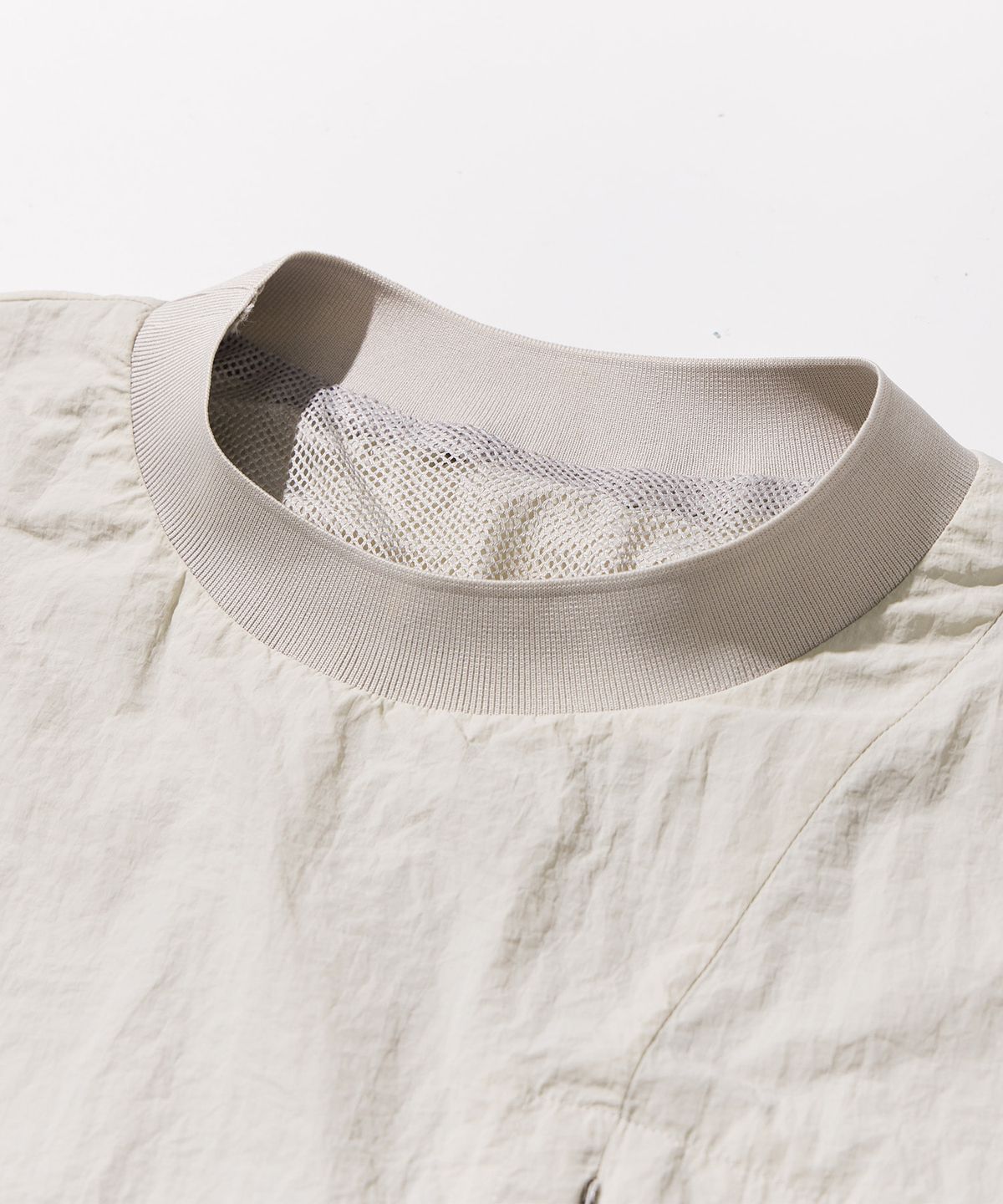 칼라파타르(KALAPATTHAR) Nylon Zip Pocket Round Shirt - WHITE