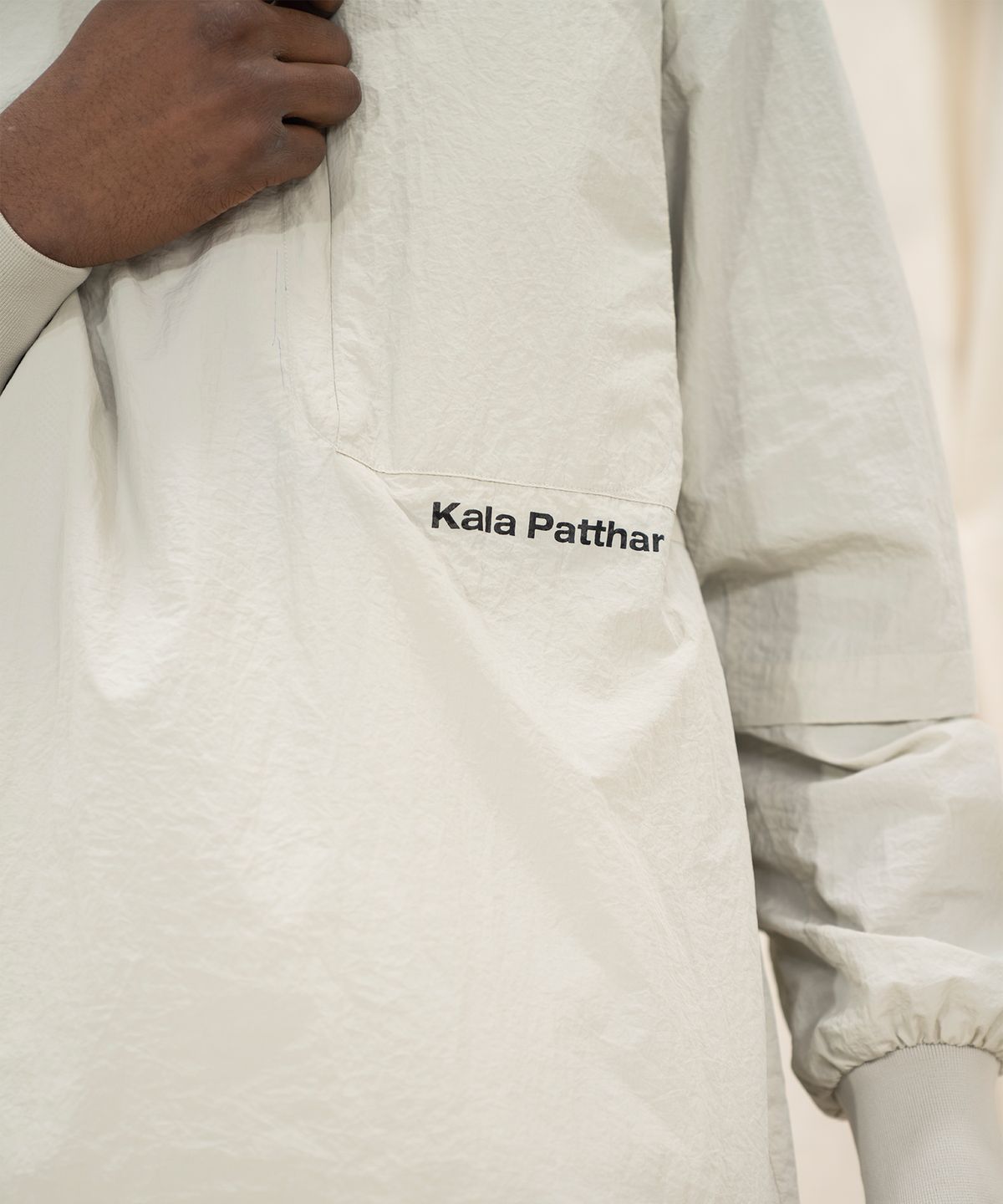 칼라파타르(KALAPATTHAR) Nylon Zip Pocket Round Shirt - WHITE