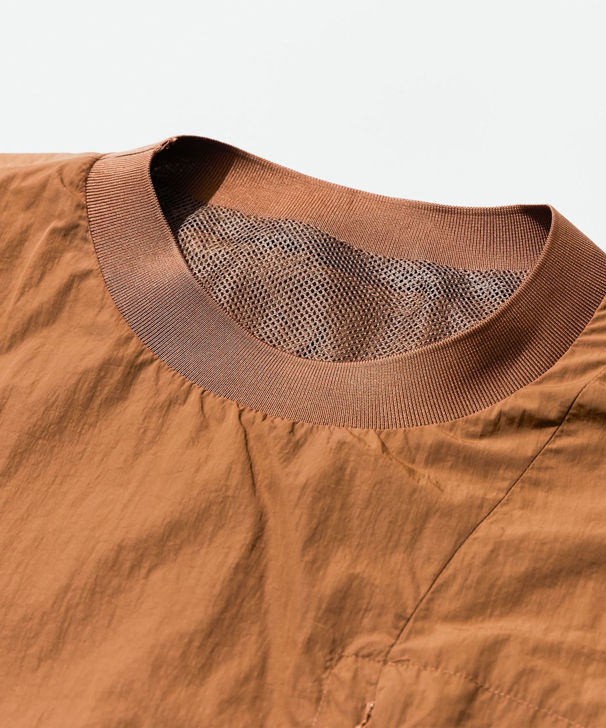 칼라파타르(KALAPATTHAR) Nylon Zip Pocket Round Shirt - CAMEL
