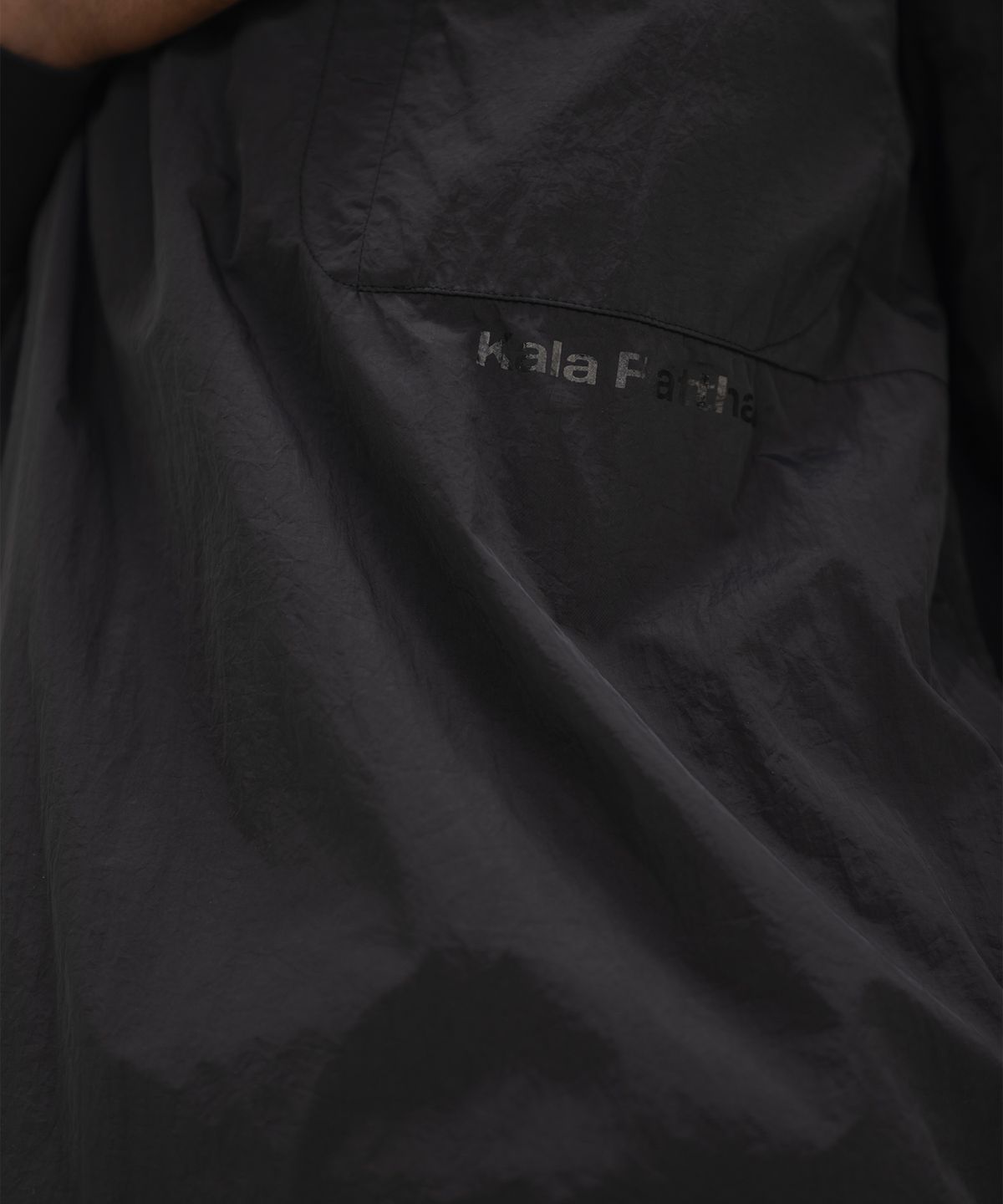칼라파타르(KALAPATTHAR) Nylon Zip Pocket Round Shirt - GREY